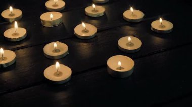 Yanan mumlar dönüyor. Kusursuz döngü