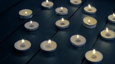 Yanan mumlar dönüyor. Kusursuz döngü