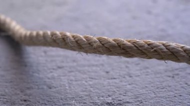 Kamera düğümlenene kadar kalın bir ipi takip eder.