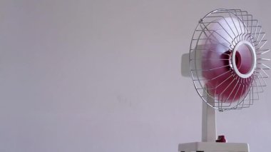 80 'ler taraftarı beyaz arka planda çalışıyor. Dolly vurdu.