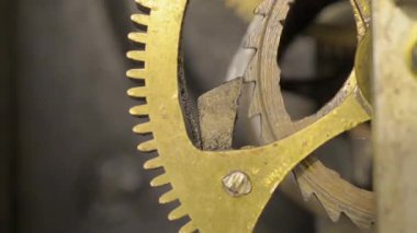 Eski bir sarkaçlı saatin içindeki dişli çarklar. Kusursuz döngü