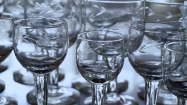 Dolly bardaklarda ve oyulmuş cam kavanozlarda, arka planda