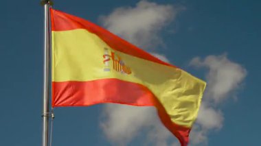 İspanya bayrağı mavi gökyüzünde dalgalanır