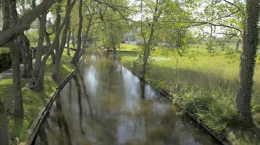 Giethoorn, Hollanda 'nın Overijssel eyaletinde yer alan bir köydür. Steenwijkerland belediyesinde yer almaktadır. Giethoorn genellikle 