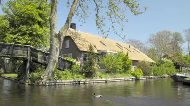 Giethoorn, Hollanda 'nın Overijssel eyaletinde yer alan bir köydür. Steenwijkerland belediyesinde yer almaktadır. Giethoorn genellikle 