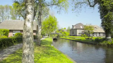 Giethoorn, Hollanda 'nın Overijssel eyaletinde yer alan bir köydür. Steenwijkerland belediyesinde yer almaktadır. Giethoorn genellikle 