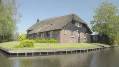 Giethoorn, Hollanda 'nın Overijssel eyaletinde yer alan bir köydür. Steenwijkerland belediyesinde yer almaktadır. Giethoorn genellikle 