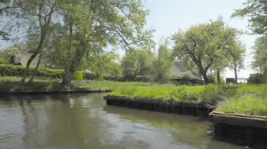 Giethoorn, Hollanda 'nın Overijssel eyaletinde yer alan bir köydür. Steenwijkerland belediyesinde yer almaktadır. Giethoorn genellikle 