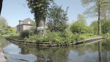 Giethoorn, Hollanda 'nın Overijssel eyaletinde yer alan bir köydür. Steenwijkerland belediyesinde yer almaktadır. Giethoorn genellikle 