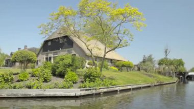 Giethoorn, Hollanda 'nın Overijssel eyaletinde yer alan bir köydür. Steenwijkerland belediyesinde yer almaktadır. Giethoorn genellikle 
