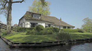 Giethoorn, Hollanda 'nın Overijssel eyaletinde yer alan bir köydür. Steenwijkerland belediyesinde yer almaktadır. Giethoorn genellikle 