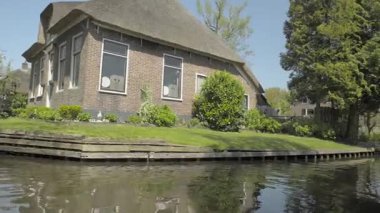 Giethoorn, Hollanda 'nın Overijssel eyaletinde yer alan bir köydür. Steenwijkerland belediyesinde yer almaktadır. Giethoorn genellikle 