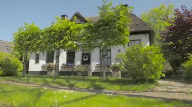 Giethoorn, Hollanda 'nın Overijssel eyaletinde yer alan bir köydür. Steenwijkerland belediyesinde yer almaktadır. Giethoorn genellikle 