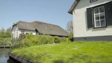 Giethoorn, Hollanda 'nın Overijssel eyaletinde yer alan bir köydür. Steenwijkerland belediyesinde yer almaktadır. Giethoorn genellikle 