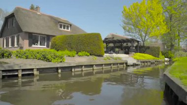 Giethoorn, Hollanda 'nın Overijssel eyaletinde yer alan bir köydür. Steenwijkerland belediyesinde yer almaktadır. Giethoorn genellikle 