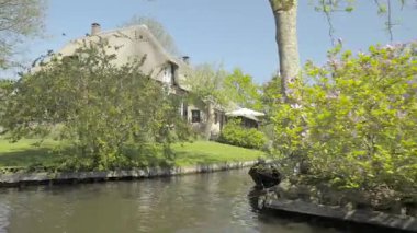 Giethoorn, Hollanda 'nın Overijssel eyaletinde yer alan bir köydür. Steenwijkerland belediyesinde yer almaktadır. Giethoorn genellikle 