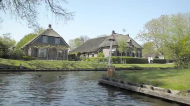 Giethoorn, Hollanda 'nın Overijssel eyaletinde yer alan bir köydür. Steenwijkerland belediyesinde yer almaktadır. Giethoorn genellikle 
