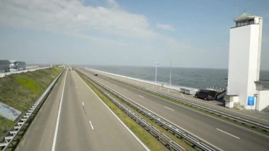 Afsluitdijk (kapanış barajı), Hollanda 'nın kuzeyini Hollanda' nın Friesland eyaletine bağlayan bir hendektir..