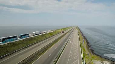 Afsluitdijk (kapanış barajı), Hollanda 'nın kuzeyini Hollanda' nın Friesland eyaletine bağlayan bir hendektir..