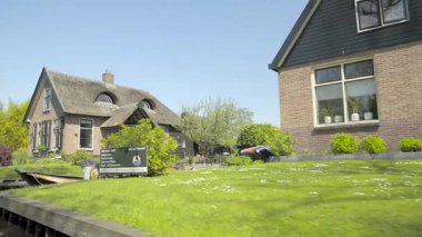 Giethoorn, Hollanda 'nın Overijssel eyaletinde yer alan bir köydür. Steenwijkerland belediyesinde yer almaktadır. Giethoorn genellikle 