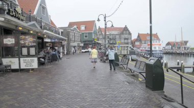 Volendam, Hollanda: Volendam caddesinin manzarası. Geleneksel kostümleri ve müzik ve spor dünyasına katkıları sayesinde dünyaca ünlü..