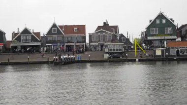 Volendam, Hollanda: Volendam caddesinin manzarası. Geleneksel kostümleri ve müzik ve spor dünyasına katkıları sayesinde dünyaca ünlü..