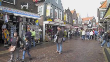 Volendam, Hollanda: Volendam caddesinin manzarası. Geleneksel kostümleri ve müzik ve spor dünyasına katkıları sayesinde dünyaca ünlü..