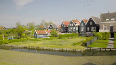 Marken - Hollanda: Hollanda 'nın Waterland belediyesine bağlı bir köydür. Marken Markermeer 'de bir yarımada oluşturur ve Zuiderzee' de eski bir adadır. Marken 'in karakteristik ahşap evleri turistik bir cazibedir..
