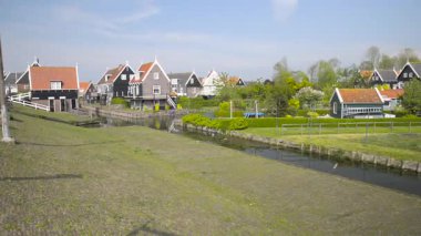 Marken - Hollanda: Hollanda 'nın Waterland belediyesine bağlı bir köydür. Marken Markermeer 'de bir yarımada oluşturur ve Zuiderzee' de eski bir adadır. Marken 'in karakteristik ahşap evleri turistik bir cazibedir..
