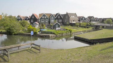 Marken - Hollanda: Hollanda 'nın Waterland belediyesine bağlı bir köydür. Marken Markermeer 'de bir yarımada oluşturur ve Zuiderzee' de eski bir adadır. Marken 'in karakteristik ahşap evleri turistik bir cazibedir..