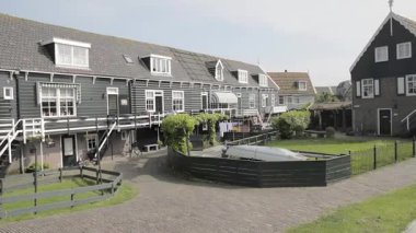 Marken - Hollanda: Hollanda 'nın Waterland belediyesine bağlı bir köydür. Marken Markermeer 'de bir yarımada oluşturur ve Zuiderzee' de eski bir adadır. Marken 'in karakteristik ahşap evleri turistik bir cazibedir..