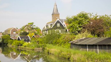 Marken - Hollanda: Hollanda 'nın Waterland belediyesine bağlı bir köydür. Marken Markermeer 'de bir yarımada oluşturur ve Zuiderzee' de eski bir adadır. Marken 'in karakteristik ahşap evleri turistik bir cazibedir..