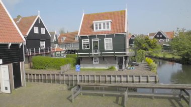 Marken - Hollanda: Hollanda 'nın Waterland belediyesine bağlı bir köydür. Marken Markermeer 'de bir yarımada oluşturur ve Zuiderzee' de eski bir adadır. Marken 'in karakteristik ahşap evleri turistik bir cazibedir..