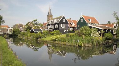 Marken - Hollanda: Hollanda 'nın Waterland belediyesine bağlı bir köydür. Marken Markermeer 'de bir yarımada oluşturur ve Zuiderzee' de eski bir adadır. Marken 'in karakteristik ahşap evleri turistik bir cazibedir..