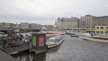 Amsterdam, Hollanda: Kanallardan geçen teknelere binen turistler