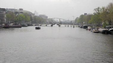 Amsterdam, Hollanda. Bulutlu bir bahar gününde şehir