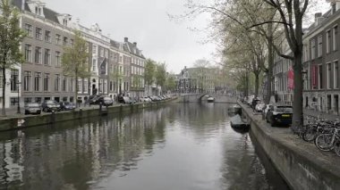 Amsterdam, Hollanda. Bulutlu bir bahar gününde şehir