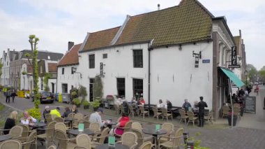 Naarden, Hollanda - 13 Mayıs 2017: 30 Nisan 2013 'te Hollanda' nın Naarden kentinde bulunan tipik Hollanda mimarisi