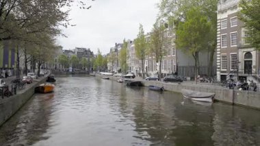 Amsterdam, Hollanda: Bulutlu bir bahar gününde şehir