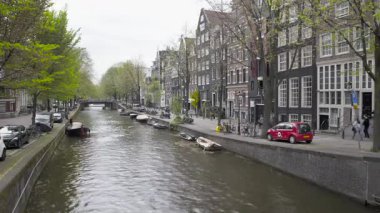 Amsterdam, Hollanda: Bulutlu bir bahar gününde şehir
