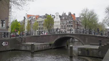 Amsterdam, Hollanda: Bulutlu bir bahar gününde şehir