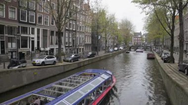 Amsterdam, Hollanda: Bulutlu bir bahar gününde şehir