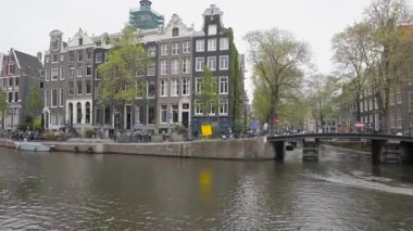 Amsterdam, Hollanda: Bulutlu bir bahar gününde şehir
