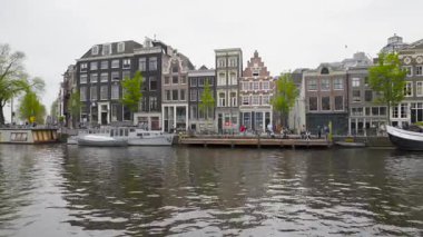 Amsterdam, Hollanda: Bulutlu bir bahar gününde şehir