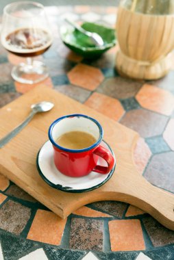 Akdeniz masası kahveye hazır.