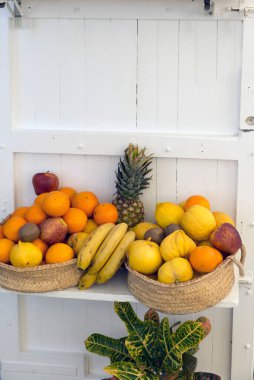 Meyve suyu satan bir dükkanın kapısında.