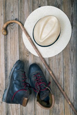 Kompozisyon, kinayeli gezinti. şapka, baston ve ayakkabılar