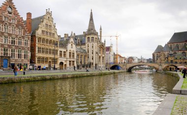 GHENT, BELGIUM - 25 Ekim 2013 'te Belçika' nın eski Gent kasabasında güzel evler. Gent, Belçika 'nın Flaman bölgesinde yer alan bir şehirdir..