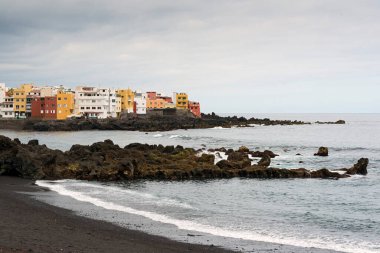 Puerto de la Cruz kıyılarında ve Gezinti görünümünü. Punta Brava içinde geçmiş. Tenerife, İspanya.
