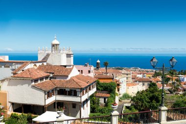 La Orotava kasabasının mavi okyanus suyuna karşı görüntüsü, Tenerife, Kanarya Adaları
